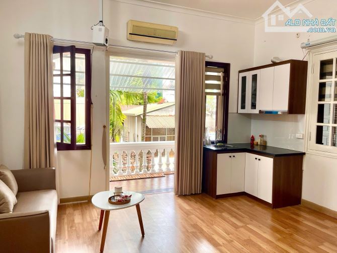Cần cho thuê căn hộ có ban công, khép kín Phố Bà Triệu, DT 35m2, giá thuê 8tr/tháng