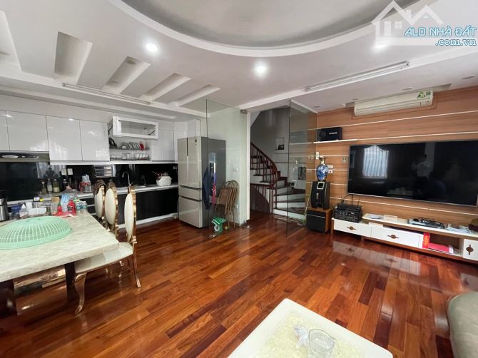 Liền kề Làng Việt Kiều Châu Âu, view hồ thoáng mát, ô tô tránh, 76.8m2, hơn 20 tỷ