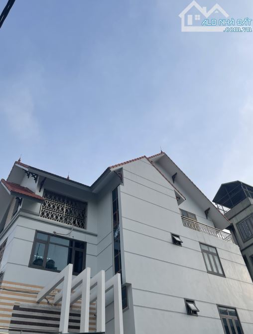 BIỆT THỰ  SÂN VƯỜN – LÔ GÓC – VỈA HÈ RỘNG – Ô TÔ TRÁNH – TRƯỚC NHÀ SÂN CHƠI BẠT NGÀN .