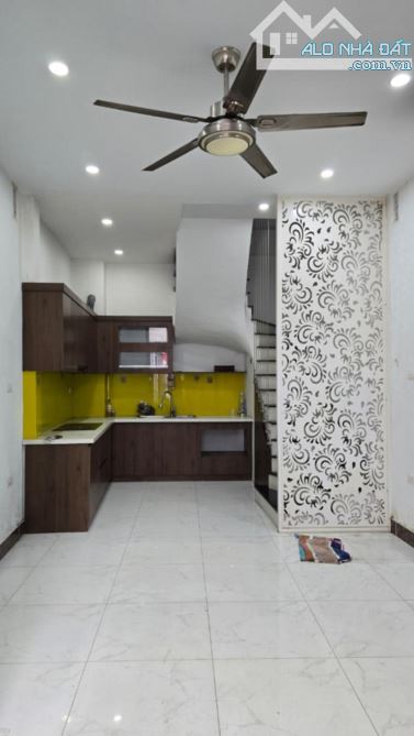 BÁN NHÀ BẰNG B, HOÀNG LIỆT 5 TẦNG 4 PHÒNG Ô TÔ ĐỖ Ở LUÔN 6 TỶ