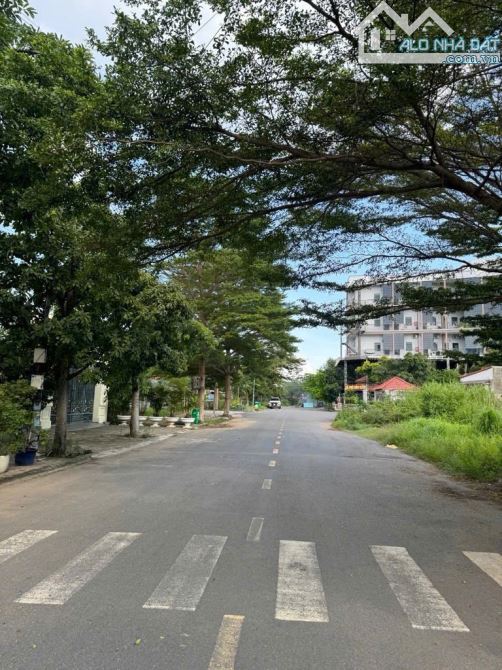 BƯNG ÔNG HOÀN - PHÚ HỮU - 449m2 - NGANG 22 DÀI 23