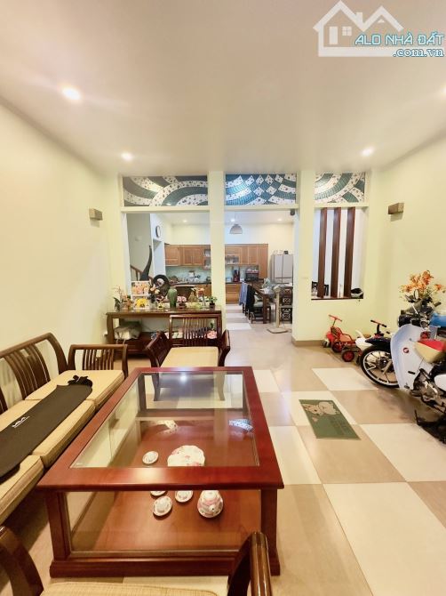 Phố Lạc Trung, Phân lô Vỉa hè, Ô tô dừng đỗ 24/7, dt 88m2, 4 tầng, mt 8m, Giá 28.3 tỷ.