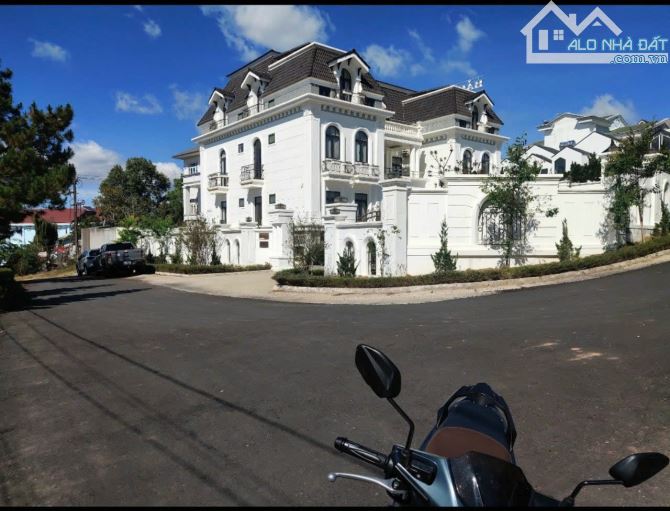 ĐẤT BIỆT THỰ 2 MẶT TIỀN ĐỒI HUY HOÀNG - PHÙ ĐỔNG P8 NGANG 20M 650M2 HƯỚNG ĐN- TB GIÁ 30 TỶ - 3