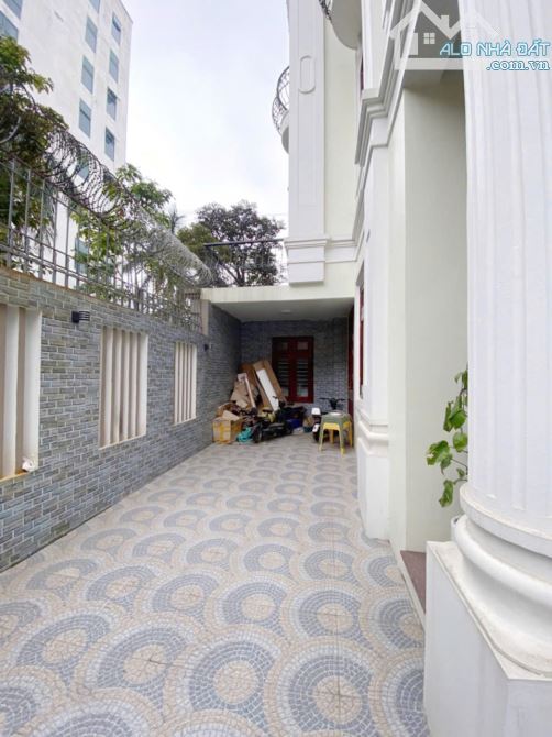 Cho thuê biệt thự ngã tư Vạn Phúc - Tố Hữu. DT 225m2, 4 tầng thang máy. Lô góc 2 mặt tiền - 1