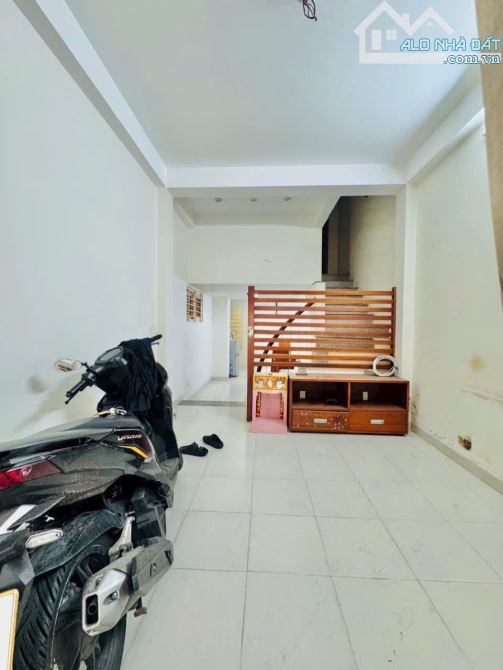 CHỈ HƠN 5 TỶ - CÓ NGAY NHÀ 4 TẦNG - HẺM XE HƠI - NGAY NGÃ TƯ HÀNG XANH - GẦN ĐH HUTECH - 1