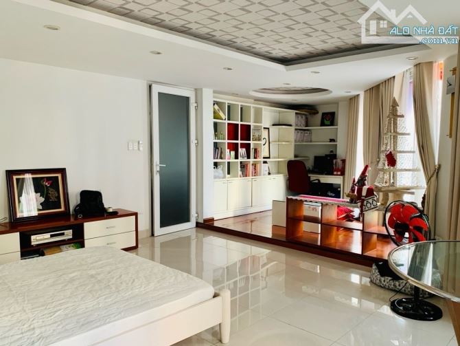 Mặt Tiền kinh doanh sầm uất  Nguyễn Trọng Tuyển, P.8- DT: 5,5X 26m-- 3 tầng-- Gía: 28 tỷ - 1