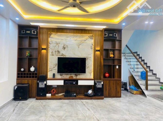 Nhà đẹp sát đường Hoàng Quốc Việt kéo dài - Lô góc 3 thoáng - ô tô đỗ cửa - 1