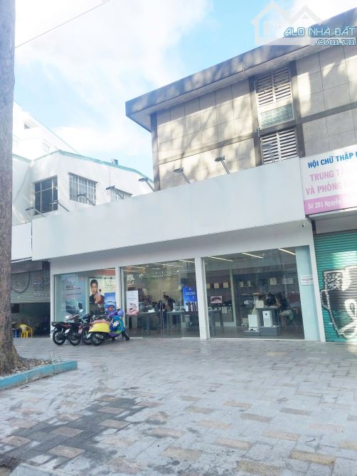 CHO THUÊ GÓC 2MT NGUYỄN THỊ MINH KHAI P.NCT Q1 DIỆN TÍCH KHỦNG 20*15M GIÁ CHỈ 130TR/THÁNG - 1