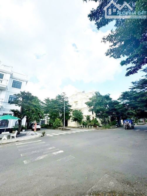 BƯNG ÔNG HOÀN - PHÚ HỮU - 449m2 - NGANG 22 DÀI 23 - 1