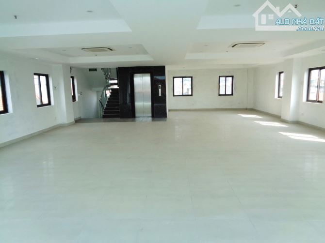Bán nhà mặt phố Hoàng Minh Đạo, SĐCC 100m2, mặt tiền 9m - 2