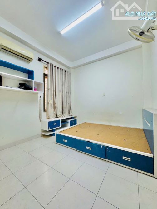 CHỈ HƠN 5 TỶ - CÓ NGAY NHÀ 4 TẦNG - HẺM XE HƠI - NGAY NGÃ TƯ HÀNG XANH - GẦN ĐH HUTECH - 2