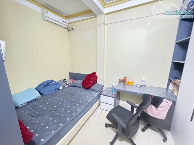BÁN NHÀ 3T DÂN XÂY ĐÔNG ANH ô tô đỗ cửa 3 bước chân  ô tô tránh. Dt 40m23PN -3WC -Giá 3.7 - 2