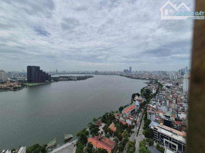 Hiếm! Penthouse tòa Eldorado Lạc Long Quân, căn góc, view hồ tây 240m2 - 2
