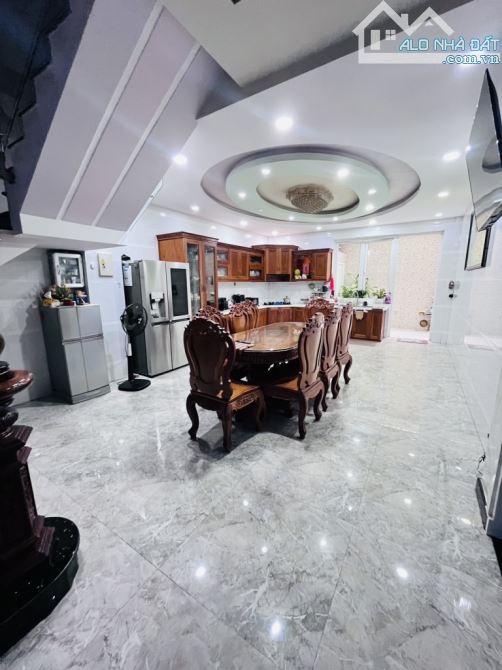 Biệt thự Trịnh Quang Nghị 240m2( 10 x 24 ) , đẹp ở ngay, tặng nội thất cho khách thiện chí - 2