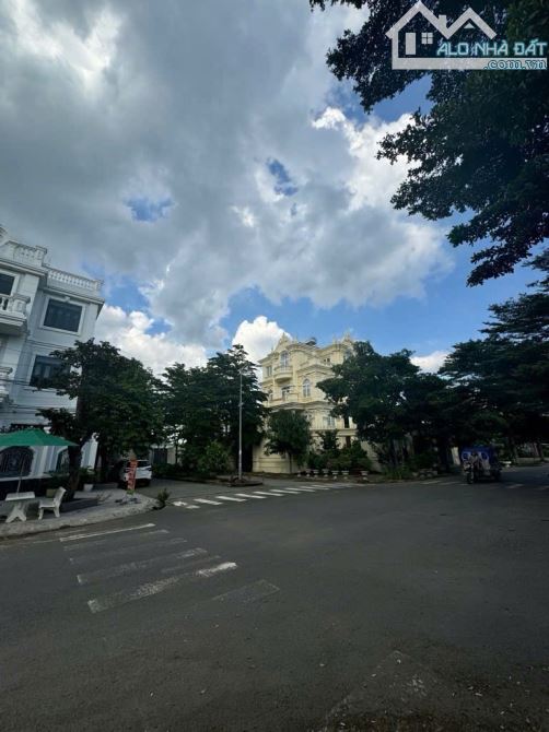 BƯNG ÔNG HOÀN - PHÚ HỮU - 449m2 - NGANG 22 DÀI 23 - 2