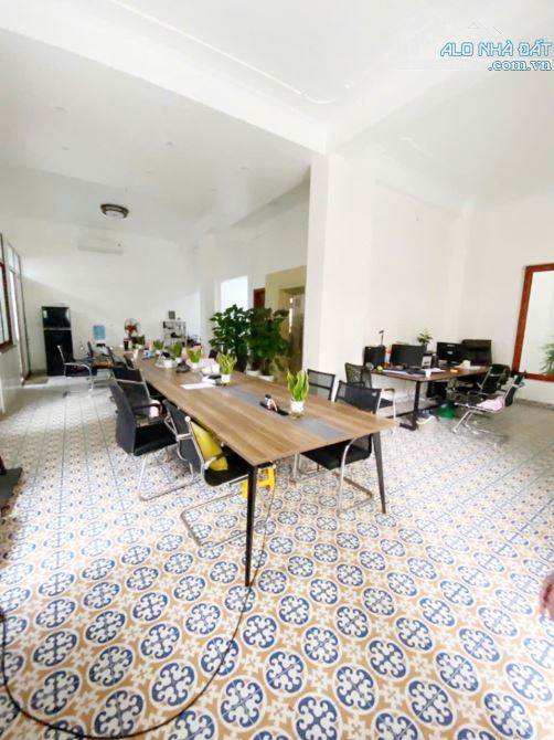 Cho thuê biệt thự ngã tư Vạn Phúc - Tố Hữu. DT 225m2, 4 tầng thang máy. Lô góc 2 mặt tiền - 3