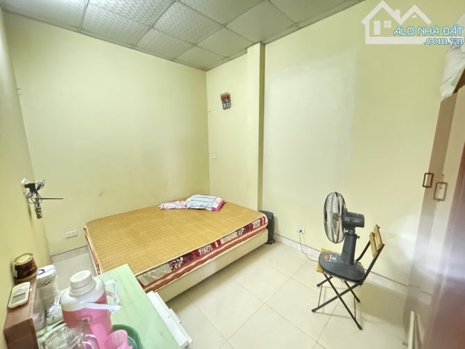 BÁN NHÀ 3T DÂN XÂY ĐÔNG ANH ô tô đỗ cửa 3 bước chân  ô tô tránh. Dt 40m23PN -3WC -Giá 3.7 - 3