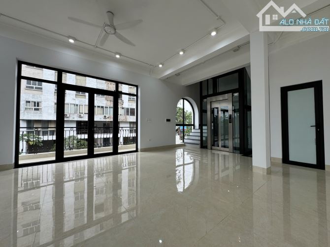 Tôi chính chủ cần bán biệt thự lô góc 3 mặt thoáng, mặt đường Sa Đôi, dt 206m2, mt 12m - 4
