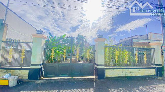 Cho thuê 400 m2 nhà và sân  đường Tầm Vu 9 triệu - 5