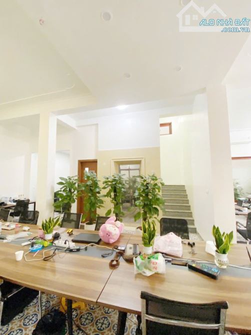 Cho thuê biệt thự ngã tư Vạn Phúc - Tố Hữu. DT 225m2, 4 tầng thang máy. Lô góc 2 mặt tiền - 6