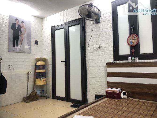 Nhà 4 tầng kinh doanh tốt, cho thuê dễ, ô tô đỗ cửa