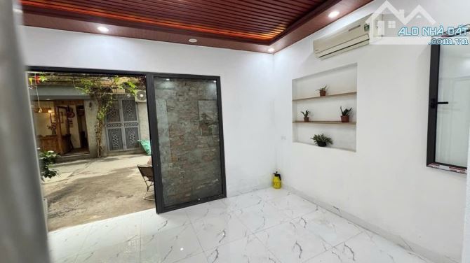 Bán tập thể tầng 1 phố Nguyên Hồng, kinh doanh - ô tô đỗ cửa 20m ra phố Nguyên Hồng