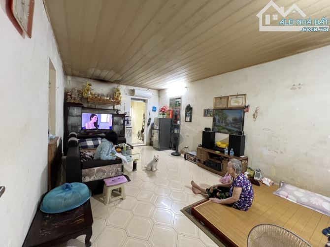 Bán tập thể tầng 2 phố Lương Đình Của (thuộc khu tập thể Kim Liên).  Sử dụng 75m2,