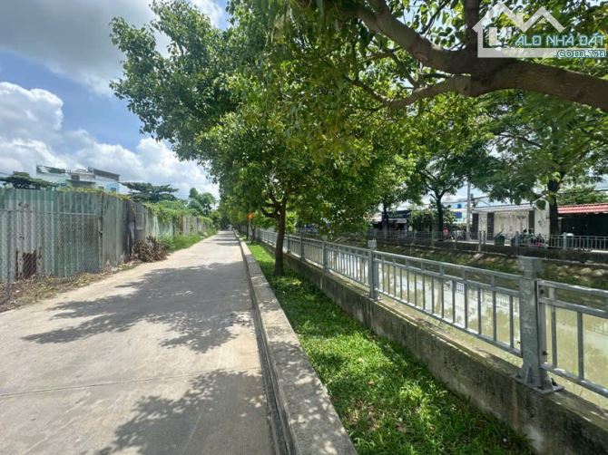 BÁN ĐẤT LÔ MẶT TIỀN bờ kênh THẠNH XUÂN 25, 5.1  x 19, thổ cư. CHỈ 5ty2