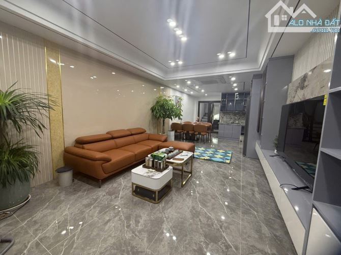 Bán nhà Riêng tại Phố Trạm, Long Biên DT 58M2, 8 Tầng, Thang máy, Ô tô tránh, Full đồ