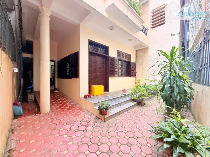 BIỆT THỰ GIỮA LÒNG HỒ TÂY. 120M GIÁ CHƯA ĐẾN 1TR ĐÔ (24 TỶ)