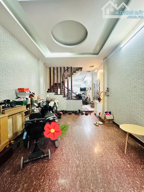 PHÂN LÔ THỊNH LIỆT, HOÀNG MAI, 40M,5 TẦNG,MT4M, 11 TỶ, Ô TÔ, TRUNG TÂM QUẬN, GẦN ĐƯỜNG 30M