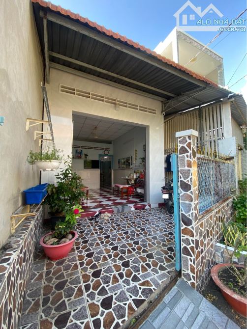 Ngộp bán gấp nhà c4 Giồng Cát - Củ Chi, 110m2, Sổ hồng riêng , giá 795 triệu