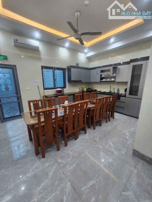 BÁN KHÁCH SẠN SIÊU VIP 6 TẦNG LÝ ĐẠO THÀNH ĐANG SẴN DÒNG TIỀN 1,2 TỶ /NĂM. GIÁ 22 TỶ