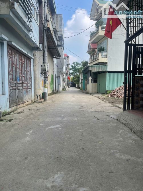 Cần bán 61m đất thị trấn Phúc Thọ mt rộng, đường thông, lô góc ko lỗi lầm.