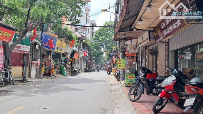 Đất đẹp mặt phố Trần Cung. Mặt đường, Kinh doanh sầm uất. Đường oto tránh vào nhà.