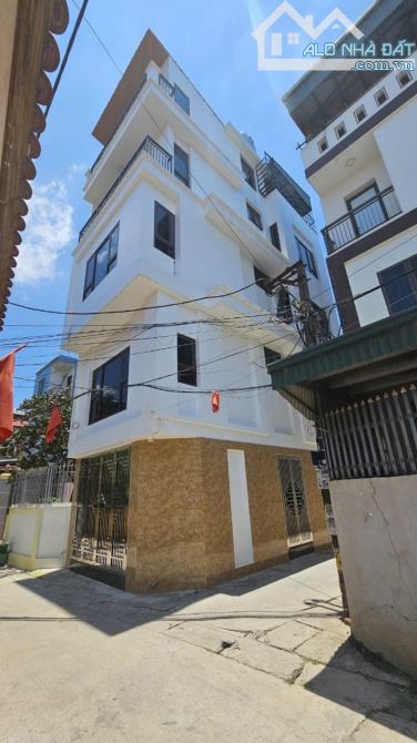 NHÀ DÂN XÂY TÂN LẬP LÔ GÓC, Ô TÔ ĐỖ CỬA GIÁ CẦN BÁN.