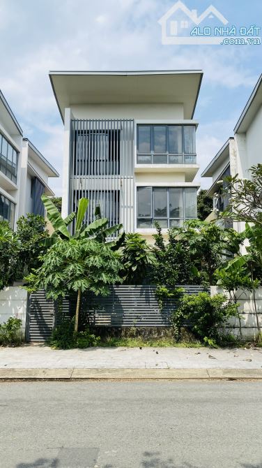 Bán nhà mặt sông dự án The Garland Quận 9 cũ đường Trịnh Công Sơn (246.5m2) 26 tỷ