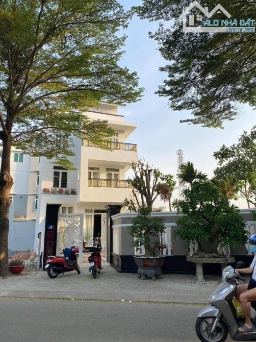 Bán nhà biệt thự dự án Gia Hòa mặt đường Nguyễn Đình Thi Quận 9 cũ gần chợ (254m2) 25 tỷ