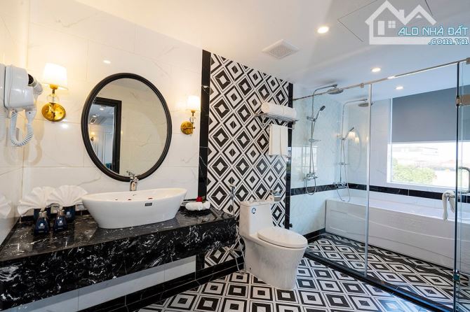 ( Chủ vay Bank Giảm 50 Tỷ ) Bán Khách Sạn Mặt Phố Mã Mây - 360m2 x 9T - MT 12m - 315 Tỷ