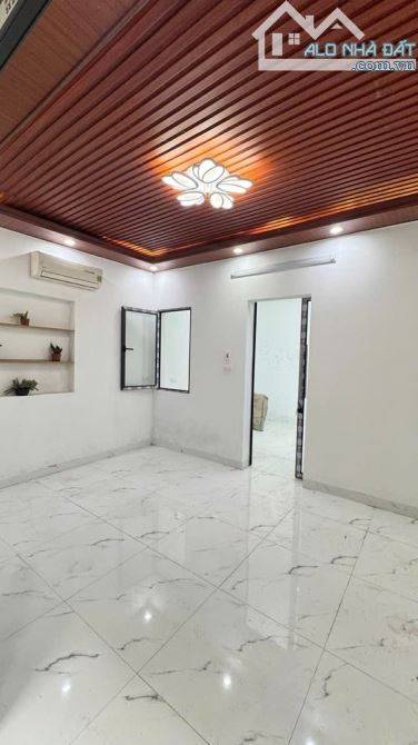 Bán tập thể tầng 1 phố Nguyên Hồng, kinh doanh - ô tô đỗ cửa 20m ra phố Nguyên Hồng - 1