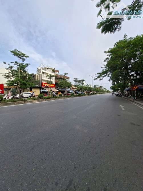 Bán lô đất mặt đường Hồ Sen - Lê Chân - DT 161m - Mt 12m  - xây cao tầng - 1