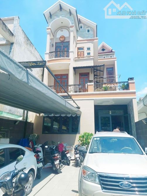 Bán biệt thự khu vip, mặt tiền đường, 260m2, 7pn, 7wc - 1