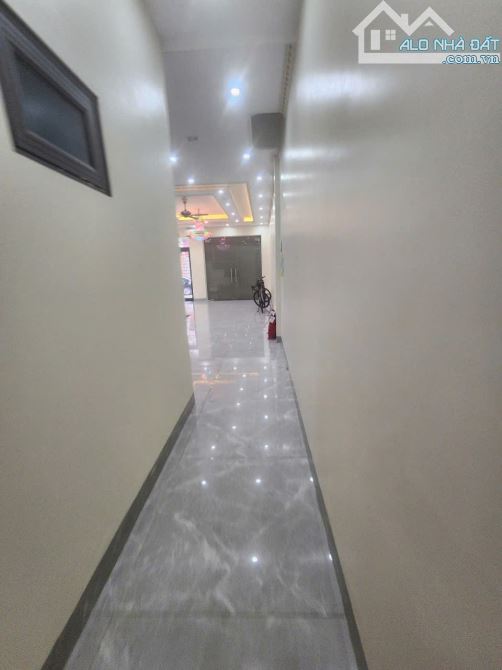 BÁN KHÁCH SẠN SIÊU VIP 6 TẦNG LÝ ĐẠO THÀNH ĐANG SẴN DÒNG TIỀN 1,2 TỶ /NĂM. GIÁ 22 TỶ - 1