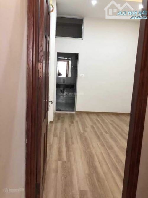 NGÕ THÔNG TRƯƠNG ĐỊNH - BAC GÁC ĐUA - 3 THOÁNG - GẦN Ô TÔ - NHÀ ĐẸP 42M 5T NHỈNH 6 TỶ. - 1