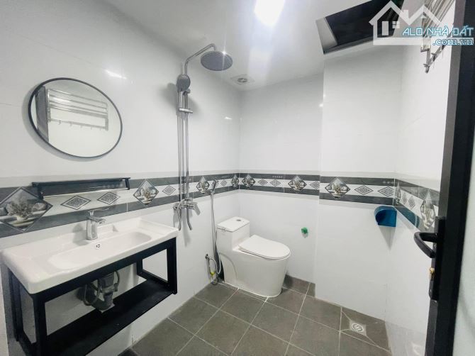 Cách chợ ỷ la 200m. Ngay sát trục Lê Trọng Tấn - Lê Quang Đạo. Giá hơn 5 tỷ - 2