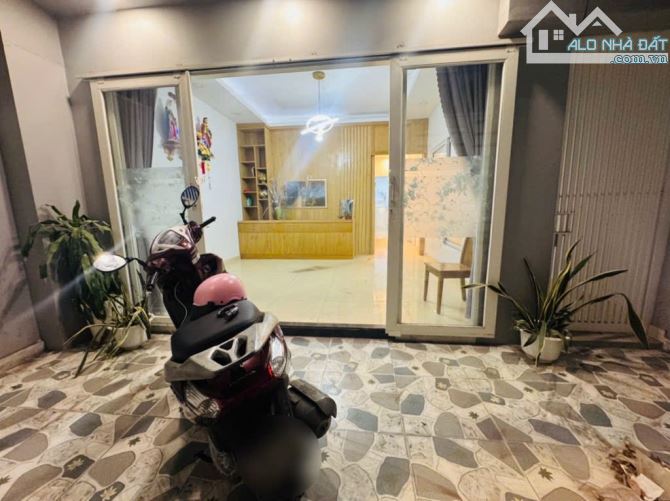 SÁT MT NGÃ TƯ PHẠM VĂN CHIÊU & LÊ ĐỨC THỌ GV - DT 99,3M2 NHÀ CÒN MỚI VÔ Ở NGAY - HXH - 2