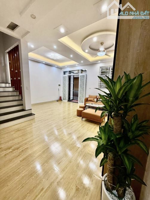 HIẾM - NHÀ KIM GIANG 44M2 - MT 5.7M- Ô TÔ ĐỖ CỬA - NGÕ THÔNG - 30M Ô TÔ TRÁNH - NHỈNH 8 TỶ - 2