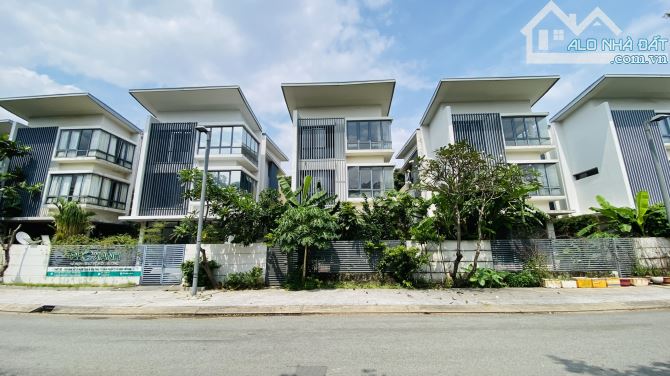 Bán nhà mặt sông dự án The Garland Quận 9 cũ đường Trịnh Công Sơn (246.5m2) 26 tỷ - 2