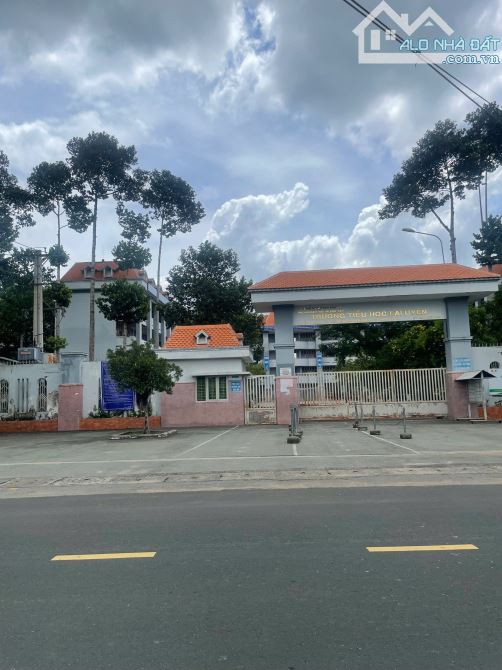 CHỦ NGỘP BÁN GẤP 260m2 ĐẤT MẶT TIỀN ĐƯỜNG 33m SHR GIÁ 1tỷ400triệu THUỘC TP HCM - 3