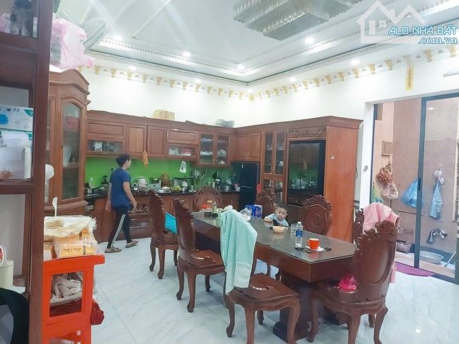 Bán biệt thự khu vip, mặt tiền đường, 260m2, 7pn, 7wc - 3